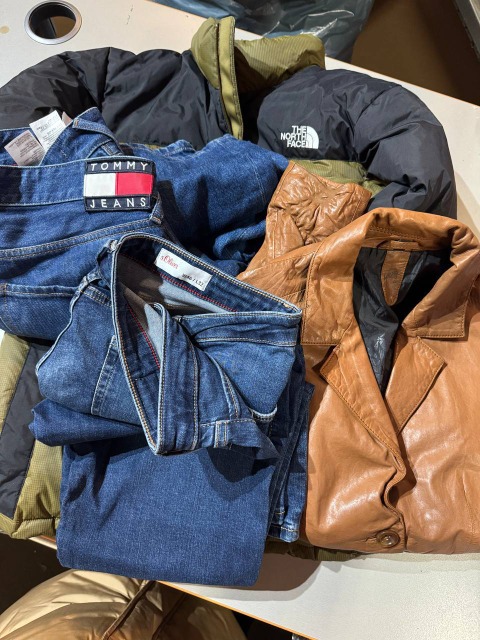 6,50 €/Stück – Markenbekleidung Mix, Kategorie C (Nike, Adidas, Tommy Hilfiger, Levi’s, Hugo Boss)