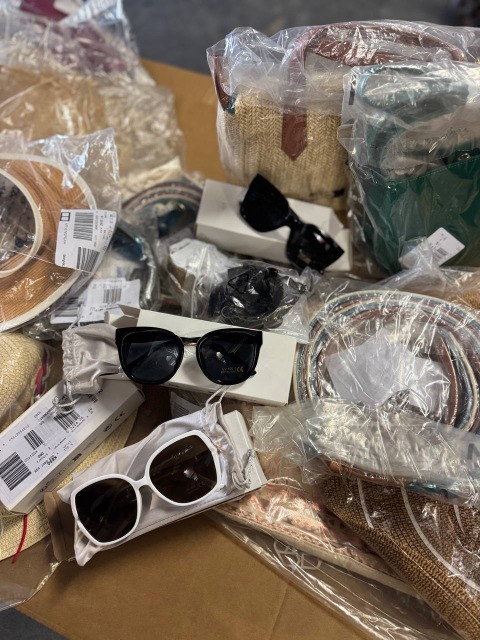 ab 3 € / Stk – Accessoires Mix (Kategorie A, neu, Sonnenbrillen, Gürtel, Taschen, Hüte, sofort lieferbar)