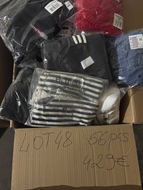 429 € Posten: 66 Stück Markenbekleidung Damen & Herren Mix – Retourenware, Top-Marken wie Nike, Adidas, Hilfiger, Calvin Klein