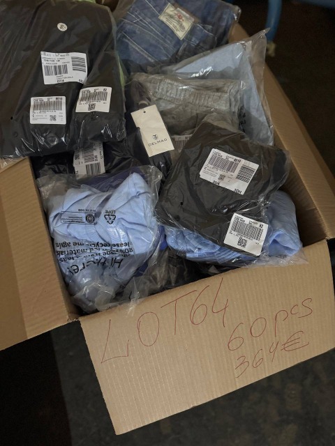 364 € – Markenbekleidung Mix Damen & Herren, 60 Stück, Kundenretouren, Top-Marken wie Nike, Adidas, Hilfiger, Levi’s, Puma, Guess