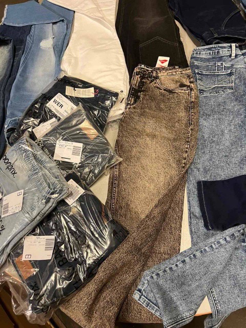 6,50 € pro Stück – Mix Damen- und Herrenjeans S–XXL, Kategorie A, Neuware von EU-Marken, verschiedene Modelle, Mindestbestellung 20 Stk