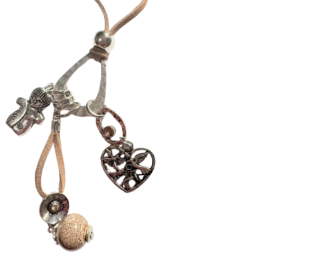 Herz-Halskette mit modischem Design aus Lederband und edlen Anhängern.